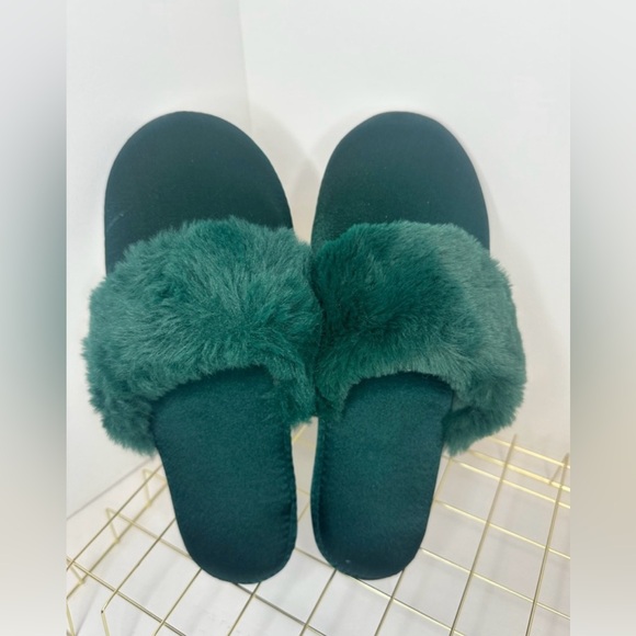 INC Women's Green Faux Fur Trimmed
Slippers and Satin Eye Mask Size Small NWOT - Picture 2 of 6